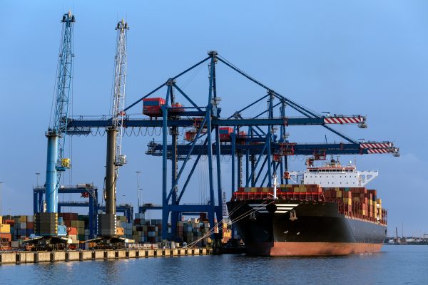 Condução e Manobra de Equipamentos de Carga e Descarga